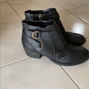 Black leather bootie